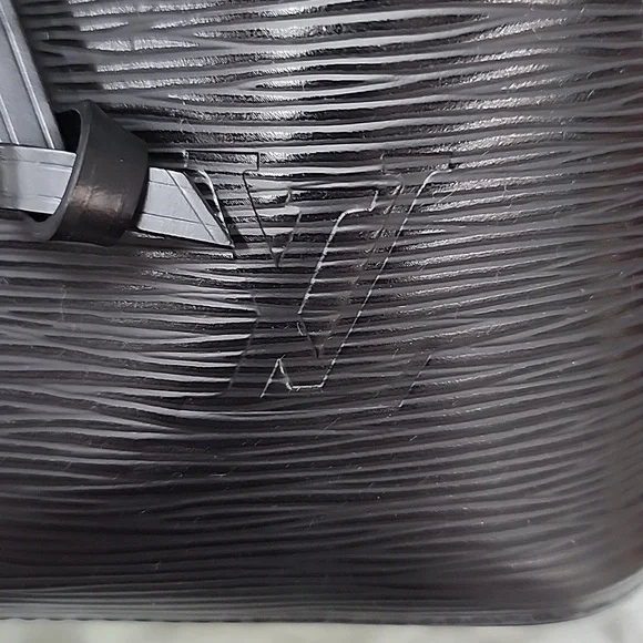 NEWAuthentic Louis Vuitton Epi Noir NeoNoe MM Black Shoulder Bag - Picture 3 of 5